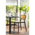 Barska miza PRESTON je elegantna mizica kvadratne oblike. Miza je primerna za gostinske lokale, za notranjo kakor tudi zunanjo uporabo. Mizna plošča in