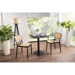 Barska miza PRESTON je elegantna mizica kvadratne oblike. Miza je primerna za gostinske lokale, za notranjo kakor tudi zunanjo uporabo. Mizna plošča in