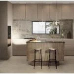 Barski stol AMIRA ORO H77 ima kovinsko konstrukcijo, sedež pa je iz aluminija. Material: - Kovina - Aluminij Barva: - Počen vzorec Dimenzije: širina: Ø36cm