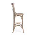 Barski stol CROSS - natur siva, je eleganten stol, ki popestri vaš prostor ali okolico. Primeren je tako za jedilnice, kmečke turizme ali opremo gostinskih