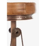 Barski stol CYCLE rjava . Barski stol CYCLE je dobavljiv v rjavi barvi. Noga je kovinska z bakreno oblogo, sedež pa je oblečen v usnje. Dimenzije: širina: