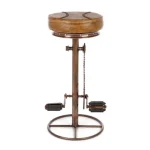 Barski stol CYCLE rjava . Barski stol CYCLE je dobavljiv v rjavi barvi. Noga je kovinska z bakreno oblogo, sedež pa je oblečen v usnje. Dimenzije: širina: