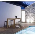 Barski stol SKIPPER - bela . Barski stol SKIPPER - bela, je eleganten kos pohištva. Narejen je iz aluminija. Je zelo priročen in udoben za sedenje. S svojo