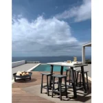 Barski stol SKIPPER - črna . Barski stol SKIPPER - črna, je eleganten kos pohištva. Narejen je iz aluminija. Je zelo priročen in udoben za sedenje. S svojo