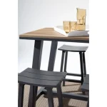 Barski stol SKIPPER - črna . Barski stol SKIPPER - črna, je eleganten kos pohištva. Narejen je iz aluminija. Je zelo priročen in udoben za sedenje. S svojo