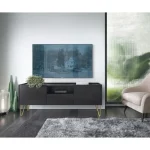 Dnevni regal ARMONY . Dnevni regal ARMONY je izjemno moderna in prefinjena kolekcija dnevnega pohištva. Dolge zlatne noge ji dodajo še dodatno eleganco.