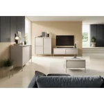 Dnevni regal FIFIJA - bež . Dnevni regal FIFIJA - bež, je eleganten kos pohištva, ki popestri vaš prostor s svojim luksuznim dizajnom. Narejen je iz