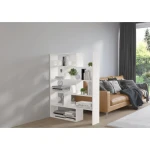 Dnevni regal KARI . Dnevni regal KARI je moderen in uporaben kos pohištva, ki bo privabil pozornost. Narejen je iz kvalitetnih materialov in je stabilen.