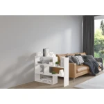 Dnevni regal KARI S . Dnevni regal KARI S je moderen in uporaben kos pohištva, ki bo privabil pozornost. Narejen je iz kvalitetnih materialov in je stabilen.