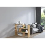 Dnevni regal KARI S . Dnevni regal KARI S je moderen in uporaben kos pohištva, ki bo privabil pozornost. Narejen je iz kvalitetnih materialov in je stabilen.