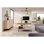 Dnevni regal MIR . Dnevni regal MIR odlikuje lahkotnost in eleganca. To je posledica oblike in zanimive, navpične LED osvetliteve v vdolbinah, ki se popolnoma