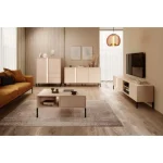 Dnevni regal MIR 2 . Dnevni regal MIR 2 odlikuje lahkotnost in eleganca. To je posledica oblike in zanimive, navpične LED osvetliteve v vdolbinah, ki se