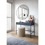 Dnevni regal MORNAR je narejen po modernih smernicah - črne in visoke kovinske noge, moderna oblika in temno modra barva, ki poudarja eleganco in modernost.