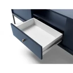 Dnevni regal MORNAR je narejen po modernih smernicah - črne in visoke kovinske noge, moderna oblika in temno modra barva, ki poudarja eleganco in modernost.