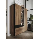 Dnevni regal NAT . Dnevni regal NAT je izdelan iz trpežne laminirane plošče z ABS ojačanimi robovi in trpežne MDF plošče. Pohištvo je oprto na