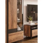 Dnevni regal NAT . Dnevni regal NAT je izdelan iz trpežne laminirane plošče z ABS ojačanimi robovi in trpežne MDF plošče. Pohištvo je oprto na