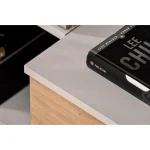 Dnevni regal ROLI je modernega dizajna. Kombinacija hrasta in svetlo sive barve se bo podala v vsak prostor. Narejen je iz kvalitetne iverne plošče. Ročke