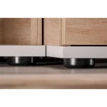 Dnevni regal ROLI je modernega dizajna. Kombinacija hrasta in svetlo sive barve se bo podala v vsak prostor. Narejen je iz kvalitetne iverne plošče. Ročke