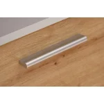 Dnevni regal ROLI je modernega dizajna. Kombinacija hrasta in svetlo sive barve se bo podala v vsak prostor. Narejen je iz kvalitetne iverne plošče. Ročke