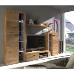 Dnevni regal RUBA 4 je moderno oblikovan in elegantnega videza. Dnevni regal je izdelan v EU. Dimenzije regala so: 270 cm x 190 cm x 42,5 cm Barva: - hrast /