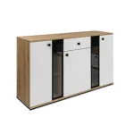 Dnevni regal SAMKI 7 . Dnevni regal SAMKI 7 je narejen iz kvalitetne laminirane plošče debeline 15 mm. Ima melaminski obrob ter plastične ročaje. Vsebuje