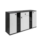 Dnevni regal SAMKI 8 . Dnevni regal SAMKI 8 je narejen iz kvalitetne laminirane plošče debeline 15 mm. Ima melaminski obrob ter plastične ročaje. Vsebuje