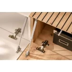 Dnevni regal SOLE . Dnevni regal SOLE je modernega dizajna. Kombinacija preprostega in privlačnega dizajna se bo podal v vsak prostor. Narejen je iz