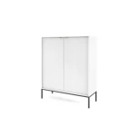 Dnevni regal SPIKA bela . Dnevni regal SPIKA bela je eleganten in brezčasen predlog za moderne dnevne sobe. Zaradi svoje preproste oblike in vitke noge je