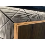 Dnevni regal SVEN . Dnevni regal SVEN je mozaik okusa, stila in šika, ki bo pritegnil še tako zahtevne kupce. Klasičen antracit je obogaten z zlatimi ABS