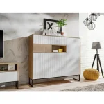 Dnevni regal ZOELA je moderno oblikovan in elegantnega videza. Brez ročajev, odpiranje po sistemu push to open. V beli mat barvi s kombinacijo lesa. Izdelan v