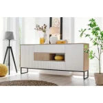 Dnevni regal ZOELA je moderno oblikovan in elegantnega videza. Brez ročajev, odpiranje po sistemu push to open. V beli mat barvi s kombinacijo lesa. Izdelan v