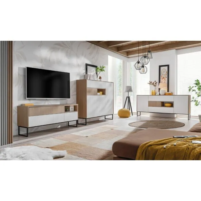 Dnevni regal ZOELA . Dnevni regal ZOELA je moderno oblikovan in elegantnega videza. Brez ročajev, odpiranje po sistemu push to open. V beli mat barvi s