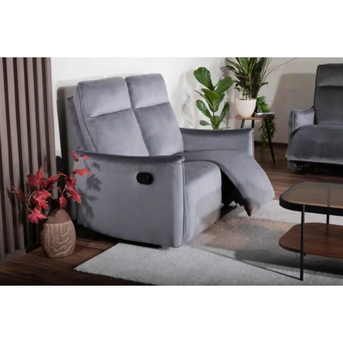 Dvosed TRAVIS 2 - siva Dvosed TRAVIS 2 - siva . Dvosed TRAVIS 2 - siva, je eleganten kos pohištva, ki popestri vaš prostor. Zaradi svojega videza, da prostoru poseben čar,