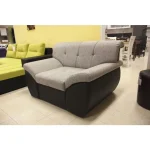 Enosed COLORADO je enosed, kateri je narejen iz vrhunskega umetnega usnja in blaga. Na voljo je v dveh barvah. Enosed je vzmeten. Dimenzije : - D: 129 cm x