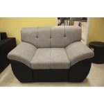 Enosed COLORADO je enosed, kateri je narejen iz vrhunskega umetnega usnja in blaga. Na voljo je v dveh barvah. Enosed je vzmeten. Dimenzije : - D: 129 cm x