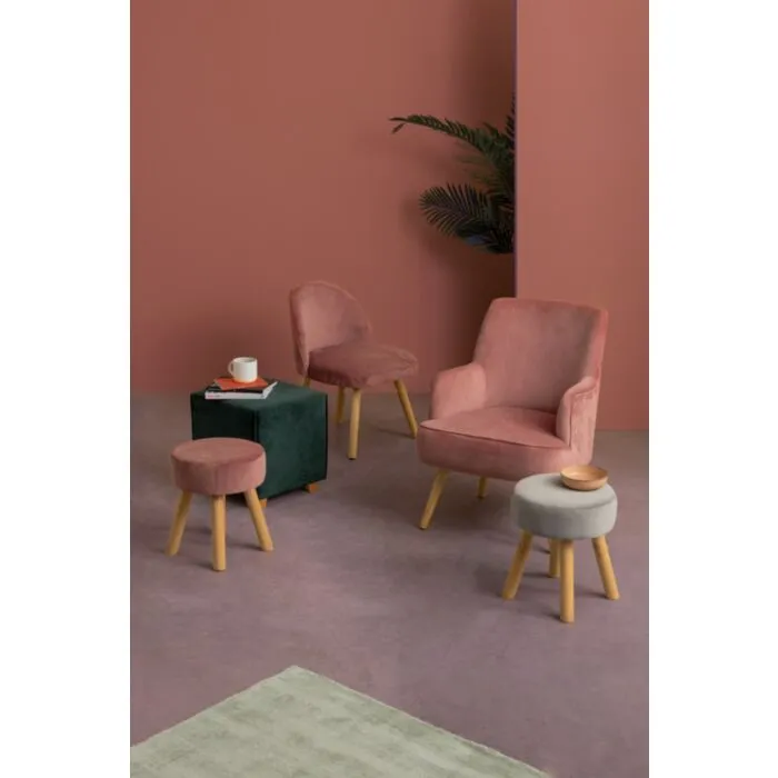 Fotelj ADELINE roza Fotelj ADELINE roza . Fotelj ADELINE roza je narejen iz borovega lesa in MDF-ja, noge so narejene iz hrastovega lesa, kar zagotavlja dodatno stabilnost in