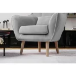 Fotelj AEL da vašemu domu eleganco in edinstvenost. Visoko naslonjalo in lesene noge mu dajejo eleganco in hkrati zagotavljajo odlično udobje.Visoka lesena