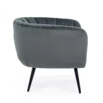 Fotelj AVRIL siva . Fotelj AVRIL siva ima konstrukcijo iz lesene plošče, kovinske noge z premazom ter prevleko iz poliestra ki oddaja žametni učinek.