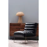 Fotelj BRIANNA črna . Fotelj BRIANNA je dobavljiv v črni barvi. Okvir je kovinski, sedež je oblečen v umetno usnje, kar zagotavlja udobnost in eleganco.