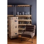 Fotelj BRIANNA rjava . Fotelj BRIANNA je dobavljiv v rjavi barvi. Okvir je kovinski, sedež je oblečen v umetno usnje. Polnjen je z poliuretansko peno.