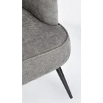 Fotelj ERNESTINE - siva, je eleganten kos pohištva, ki je primeren za vsak prostor. Okvir je narejen iz borovega lesa in MDF-ja. Noge so narejene iz kovine.