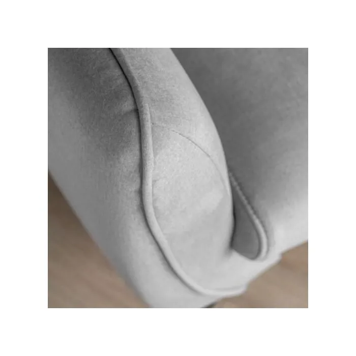 Fotelj IVO Fotelj IVO . Fotelj IVO da vašemu domu eleganco in edinstvenost. Udobno naslonjalo in kovinske, črne, visoke noge zagotavljajo odlično udobje. Dobavljiv je