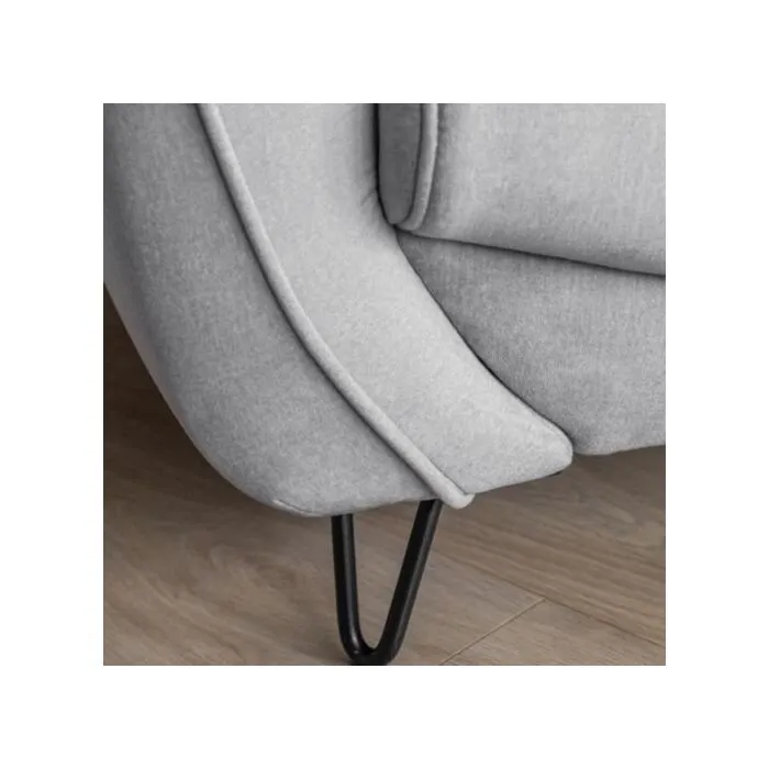 Fotelj IVO Fotelj IVO . Fotelj IVO da vašemu domu eleganco in edinstvenost. Udobno naslonjalo in kovinske, črne, visoke noge zagotavljajo odlično udobje. Dobavljiv je