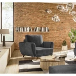 Fotelj MIKI . Fotelj MIKI je kombinacija udobja in preprostosti, podprta s sodobnim pridihom. Miki ima brezčasen dizajn in visoke naslone za roke z nežnimi