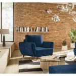 Fotelj MIKI . Fotelj MIKI je kombinacija udobja in preprostosti, podprta s sodobnim pridihom. Miki ima brezčasen dizajn in visoke naslone za roke z nežnimi