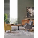 Fotelj ORLINS gorčična barva . Fotelj ORLINS je narejen iz borovega lesa, prevleka je iz prešitega bombaža z žametnim učinkom. Obloga je iz poliuretanske