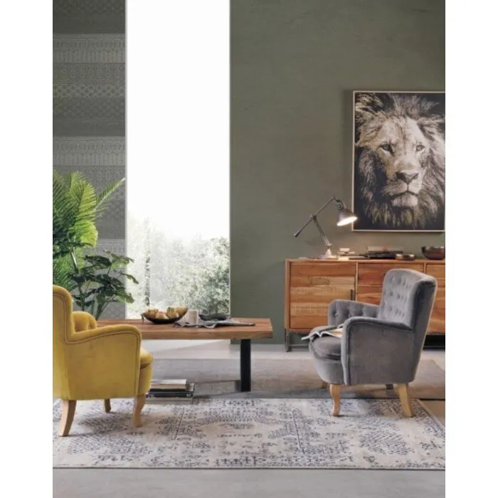 Fotelj ORLINS gorčična barva Fotelj ORLINS gorčična barva . Fotelj ORLINS je narejen iz borovega lesa, prevleka je iz prešitega bombaža z žametnim učinkom. Obloga je iz poliuretanske