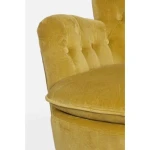 Fotelj ORLINS gorčična barva . Fotelj ORLINS je narejen iz borovega lesa, prevleka je iz prešitega bombaža z žametnim učinkom. Obloga je iz poliuretanske