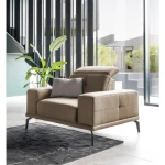 Fotelj ROBI . Fotelj ROBI je izjemno udoben. Masivne kovinske noge se lepo ujemajo s klasičnim videzom fotelja. Polnjen je z HR peno in ima nastavljiv naslon