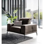 Fotelj ROBI . Fotelj ROBI je izjemno udoben. Masivne kovinske noge se lepo ujemajo s klasičnim videzom fotelja. Polnjen je z HR peno in ima nastavljiv naslon